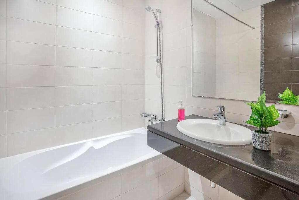 Large 3 Bedroom Front * Abou Dabi